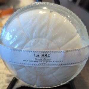 La Soie Almond Blossom Body Bar Soap With Clear Glass Dish